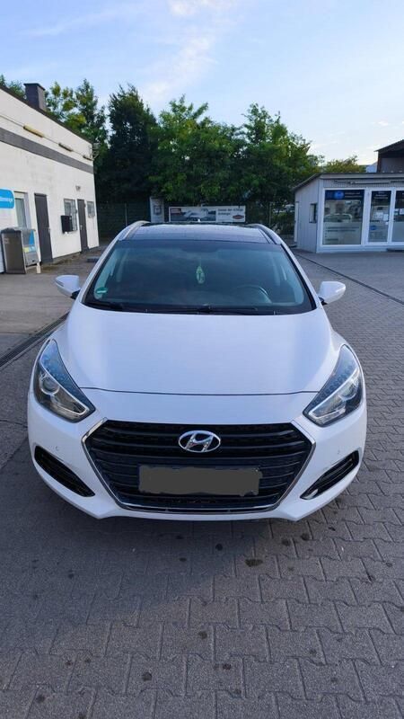 Weiß Gebraucht 2016 Hyundai i40 Trend Kombi | 13.590 € (Fairer Preis) - Bild 1/4