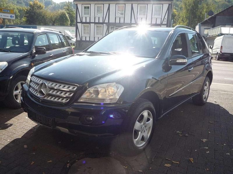 Schwarz unilack Gebraucht 2006 Mercedes ML320 SUV | 6.999 € - Bild 1/4