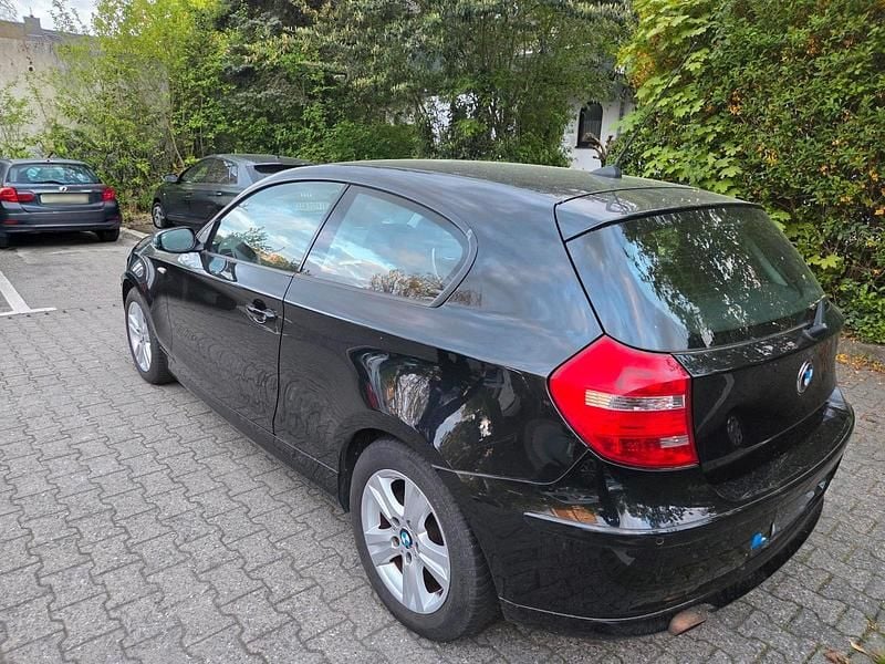 Second-hand BMW 116 122 CP (89 kW) 2011 Negru Hatchback