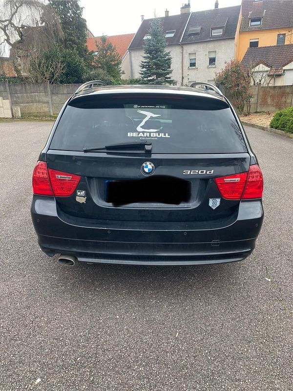 Gebraucht BMW 320 163 PS (119 kW) 2009 Schwarz Kombi