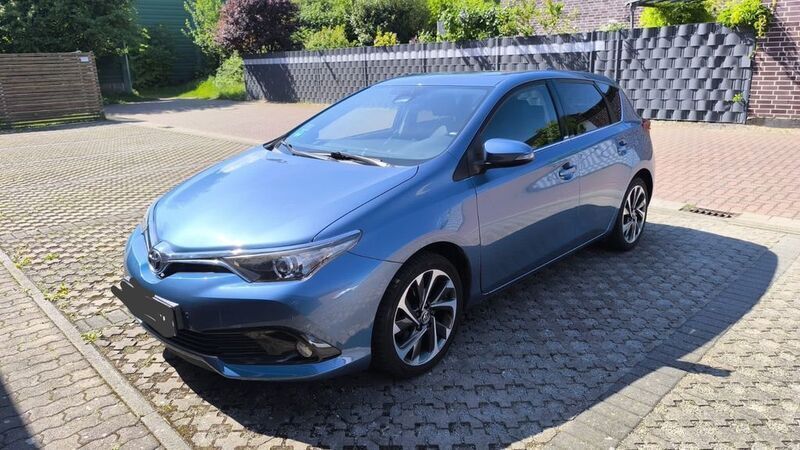 Blau Gebraucht 2017 Toyota Auris Comfort Limousine | 12.700 € (Fairer Preis) - Bild 1/4