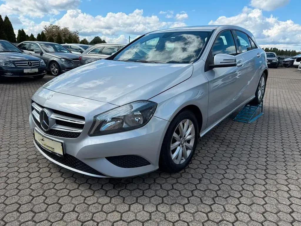 Gebraucht Mercedes A180 122 PS (89 kW) 2014 Silber Kleinwagen