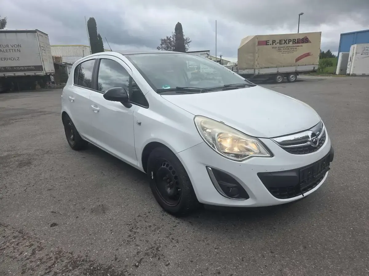 Usata Opel Corsa Color Edition 87 CV (63 kW) 2012 Bianco Utilitaria