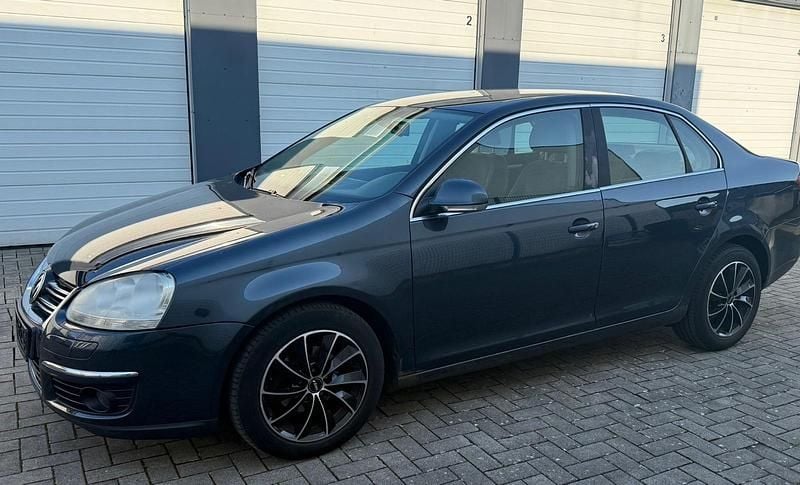 Gebraucht VW Jetta 105 PS (77 kW) 2006 Blau Limousine