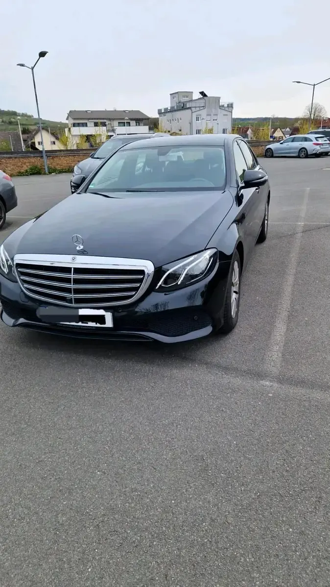 Gebraucht Mercedes E220 194 PS (142 kW) 2019 Schwarz Limousine
