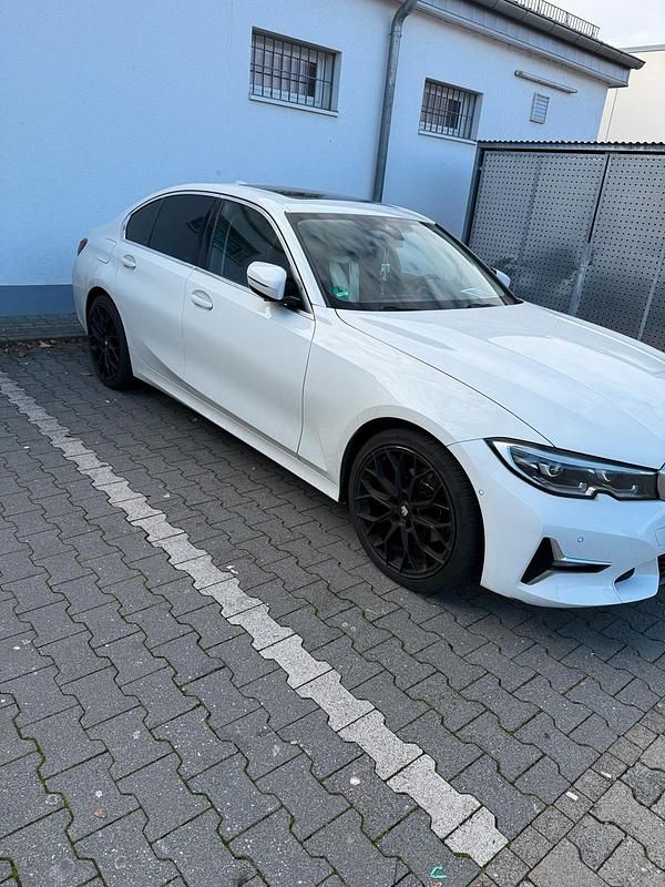 Weiß Gebraucht 2020 BMW 320 Luxury Line Limousine | 26.200 € (Teuer) - Bild 1/4