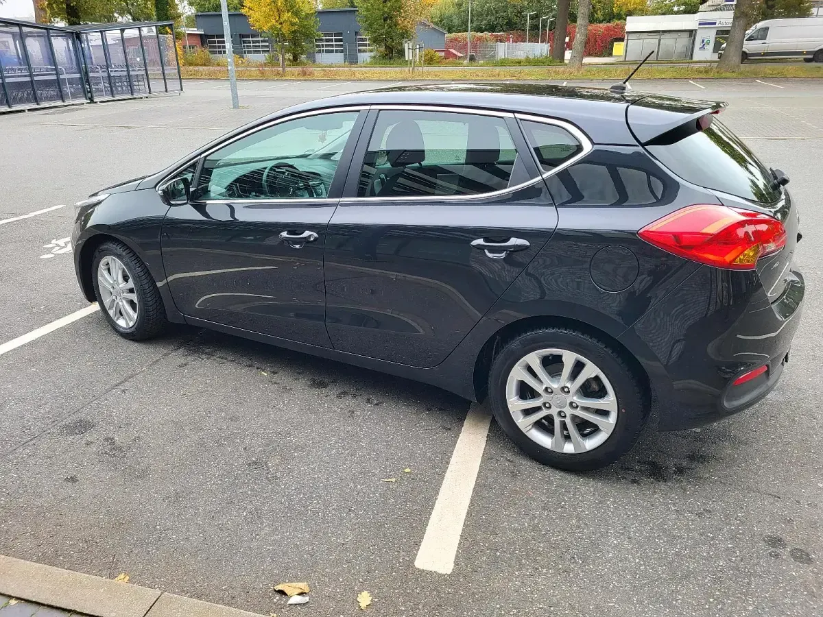 Używany Kia Ceed 130 KM (95 kW) 2014 Czarny Hatchback