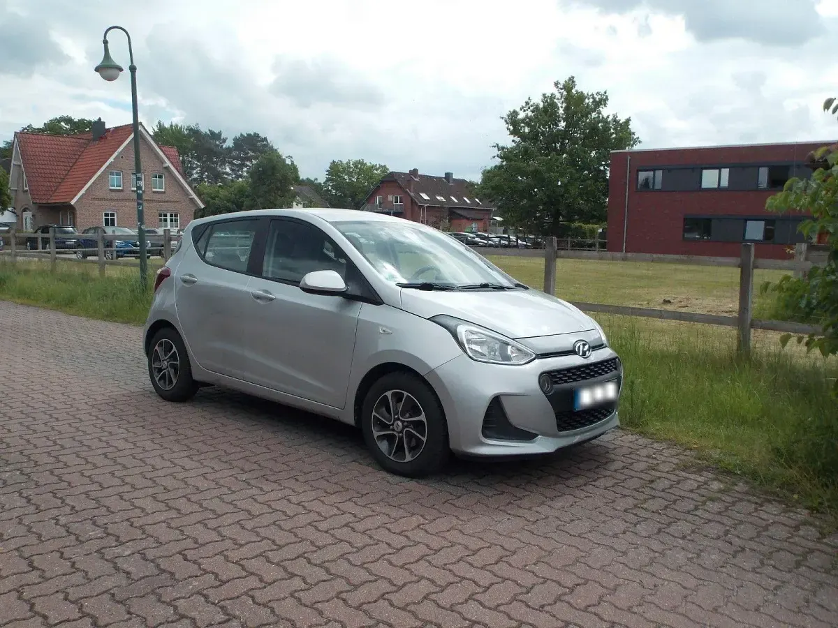 Gebraucht Hyundai i10 Trend 67 PS (49 kW) 2018 Silber Kleinwagen
