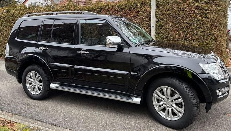 Schwarz Gebraucht 2015 Mitsubishi Pajero Diamant Edition SUV | 28.000 € (Fairer Preis) - Bild 1/3