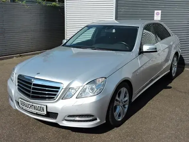 Gebraucht Mercedes E200 Avantgarde 184 PS (135 kW) 2011 Silber Limousine