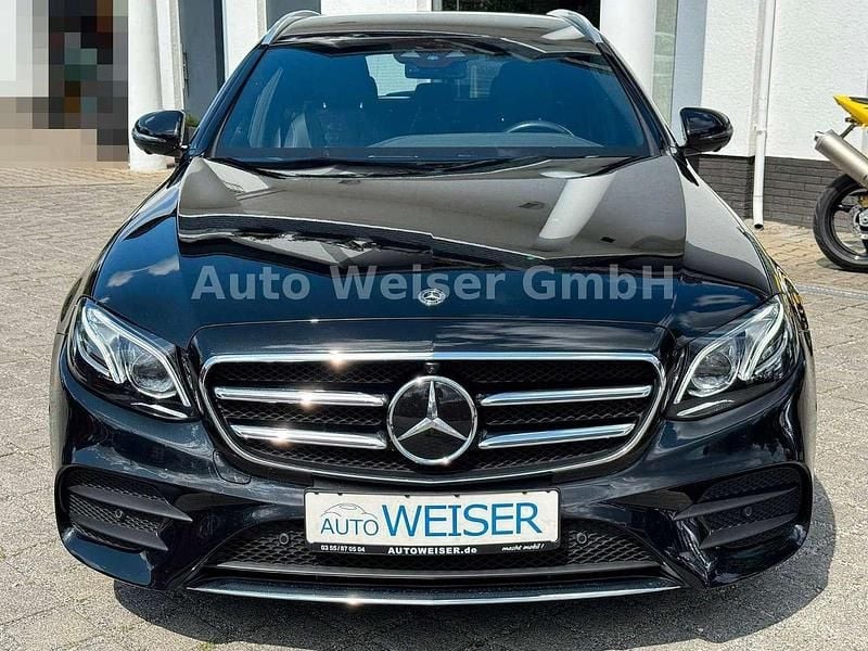 Obsidianschwarzmetallic Gebraucht 2020 Mercedes E300 AMG line Kombi | 34.900 € (Fairer Preis) - Bild 1/4