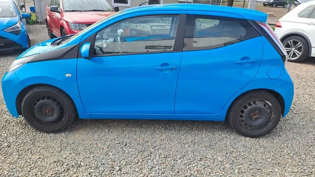 Second-hand Toyota Aygo X-play 69 CP (50 kW) 2017 Albastru Hatchback