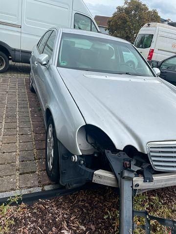 Silber Gebraucht 2007 Mercedes E200 Avantgarde Limousine | 1.890 € (Superpreis) - Bild 1/4