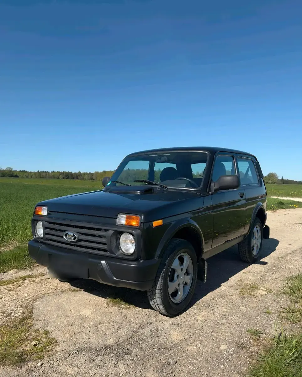 Second-hand Lada Urban 83 CP (61 kW) 2017 Negru SUV