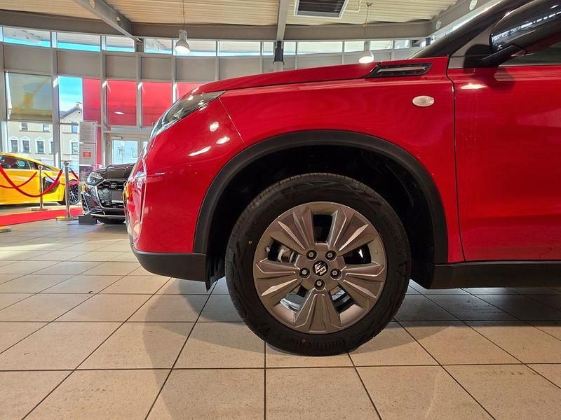 Neu Suzuki Vitara Comfort 102 PS (75 kW) 2026 Rot SUV