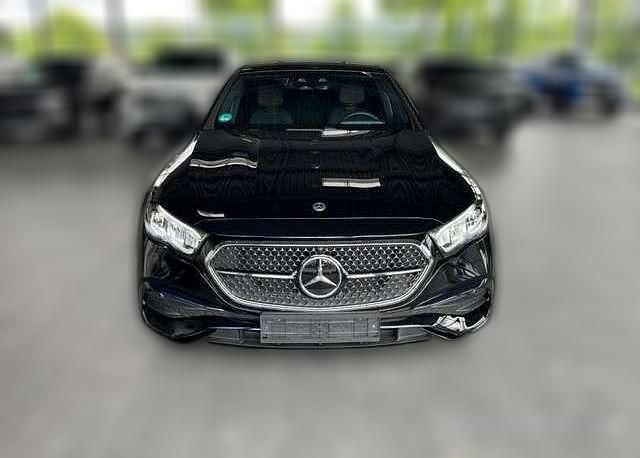 Schwarz metallic Gebraucht 2024 Mercedes E220 AMG | 60.870 € - Bild 1/4