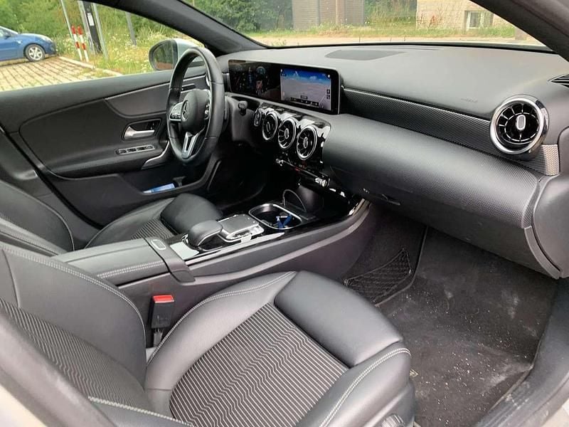Grau Gebraucht 2018 Mercedes A200 Kleinwagen | 21.399 € (Fairer Preis) - Bild 1/4