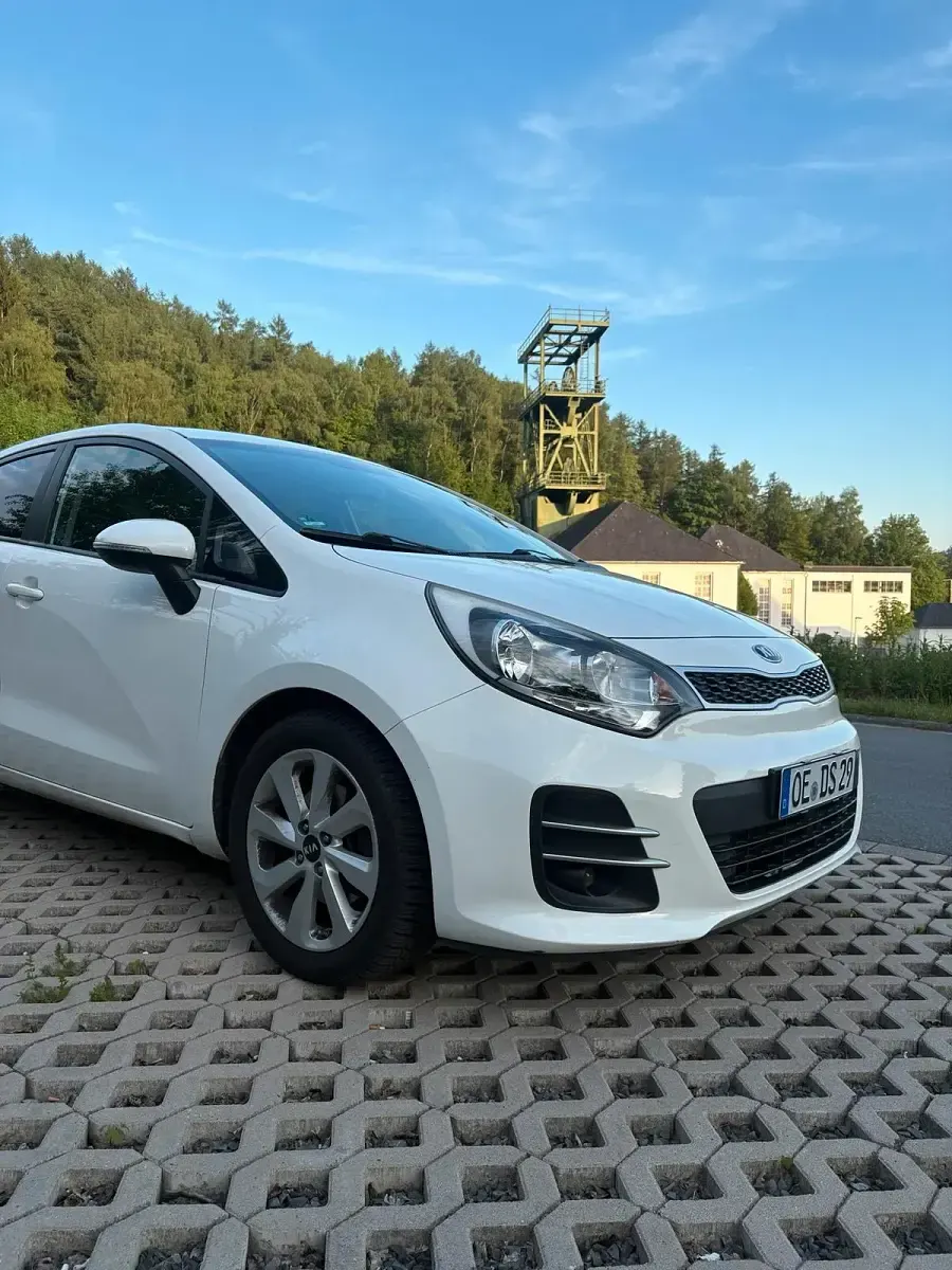 Gebraucht Kia Rio 109 PS (80 kW) 2016 Weiß Kleinwagen