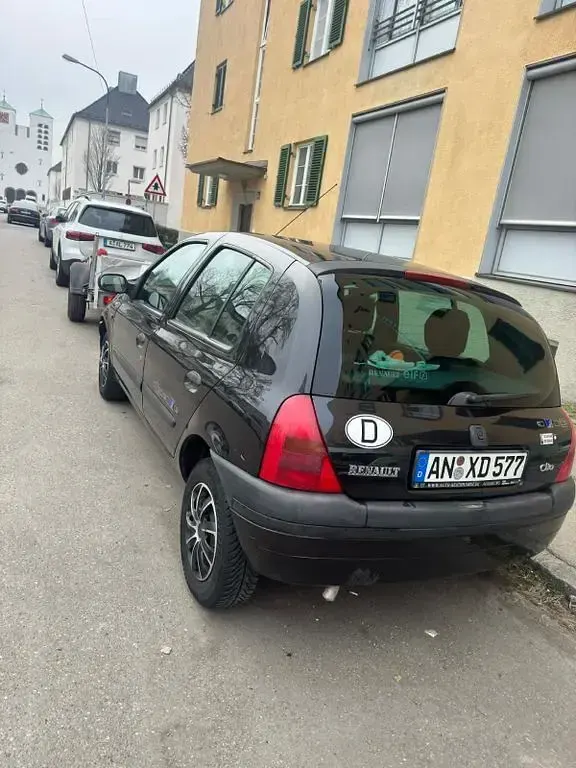 Używany Renault Clio II 58 KM (42 kW) 2000 Czarny Sedan/Limuzyna