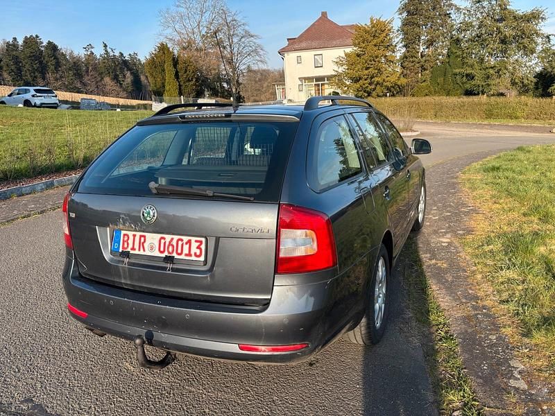 Gebraucht Skoda Octavia 140 PS (102 kW) 2010 Grau Kombi