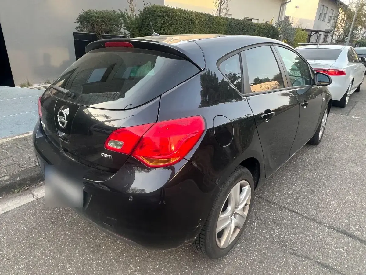 Używany Opel Astra Design Edition 125 KM (91 kW) 2011 Czarny Sedan/Limuzyna