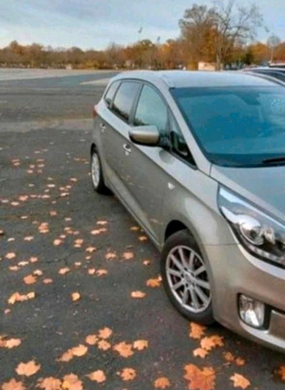 Gebraucht Kia Carens 137 PS (100 kW) 2014 Silber Van / Kleinbus