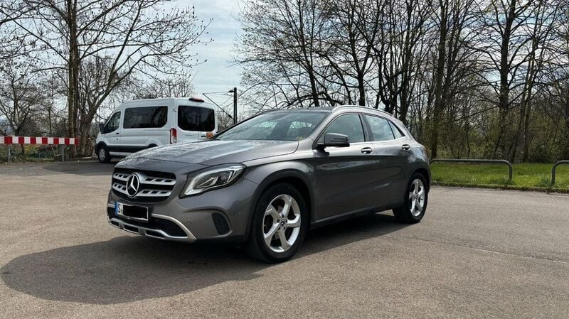 Grau Gebraucht 2019 Mercedes GLA180 SUV | 17.500 € (Fairer Preis) - Bild 1/4