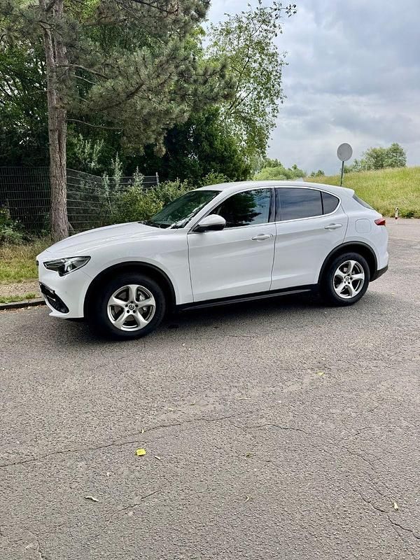 Weiß Gebraucht 2017 Alfa Romeo Stelvio Super SUV | 16.950 € (Etwas zu teuer) - Bild 1/4