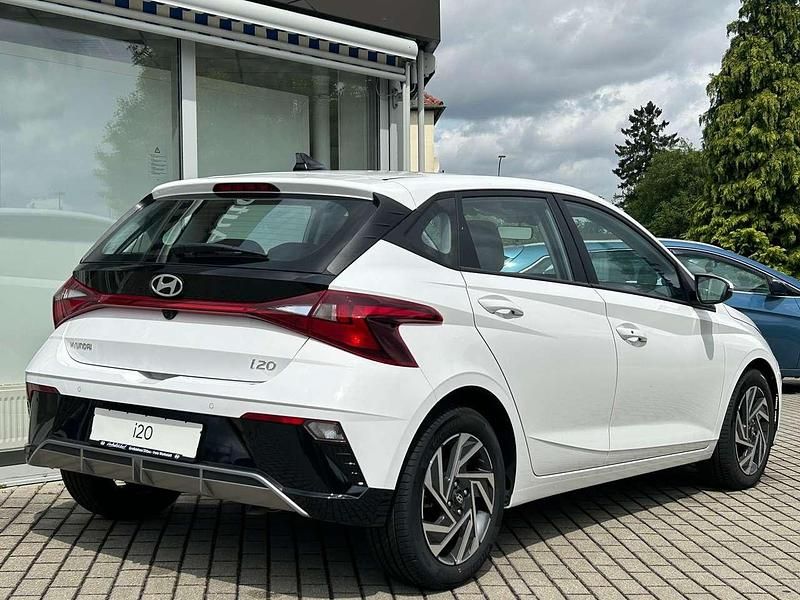Gebraucht Hyundai i20 Comfort 101 PS (74 kW) 2023 Atlas white Kleinwagen