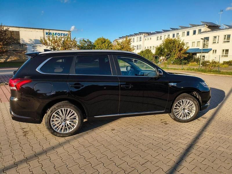 Schwarz Gebraucht 2020 Mitsubishi Outlander P-HEV Plus SUV | 23.000 € (Fairer Preis) - Bild 1/4