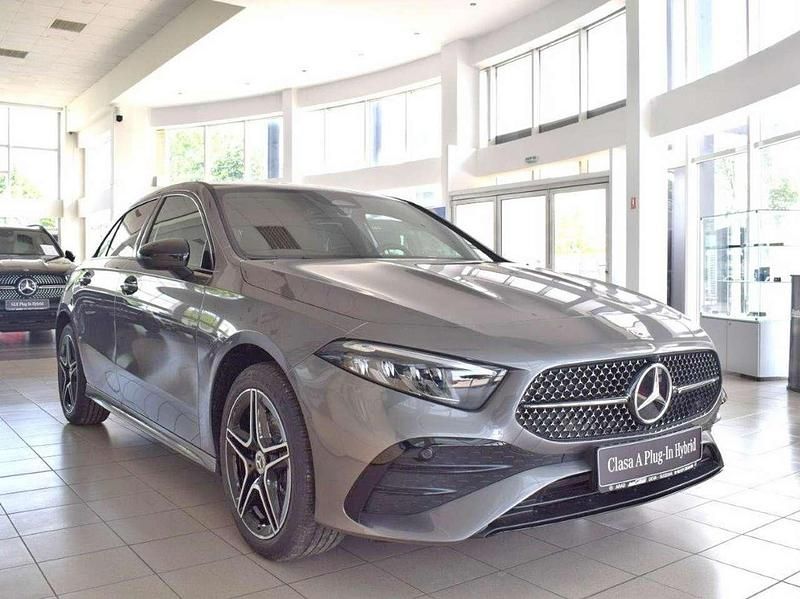 Gebraucht Mercedes A250 AMG line 163 PS (119 kW) 2024 Mountaingrau met Kleinwagen