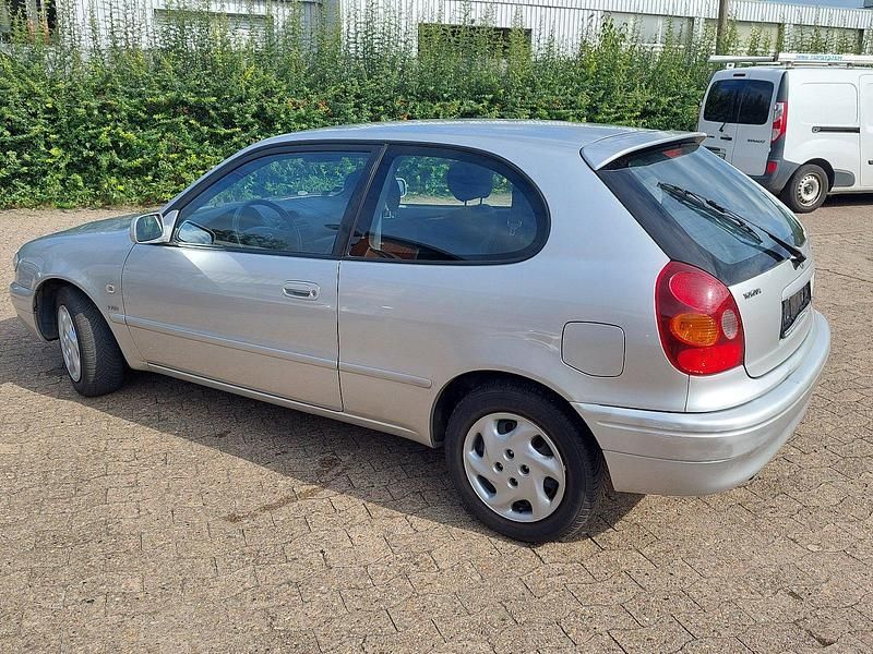 Gebraucht Toyota Corolla 110 PS (80 kW) 2001 Silber Kleinwagen