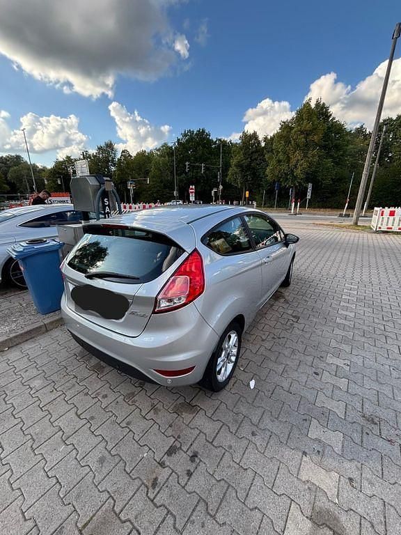 Gebraucht Ford Fiesta Celebration 80 PS (58 kW) 2016 Silber Kleinwagen