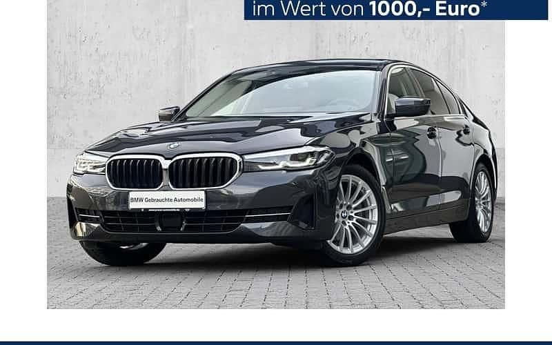 Grau Gebraucht 2021 BMW 520 Sport Line Limousine | 33.980 € (Guter Preis) - Bild 1/4