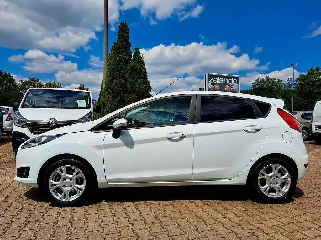 Gebraucht Ford Fiesta 82 PS (60 kW) 2013 Weiß Limousine