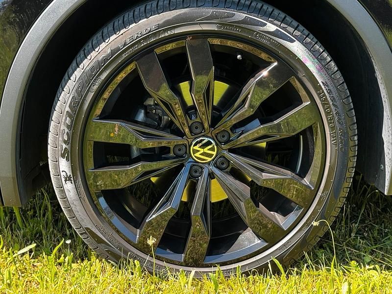 Gebraucht VW Tiguan R-line 150 PS (110 kW) 2023 Schwarz SUV