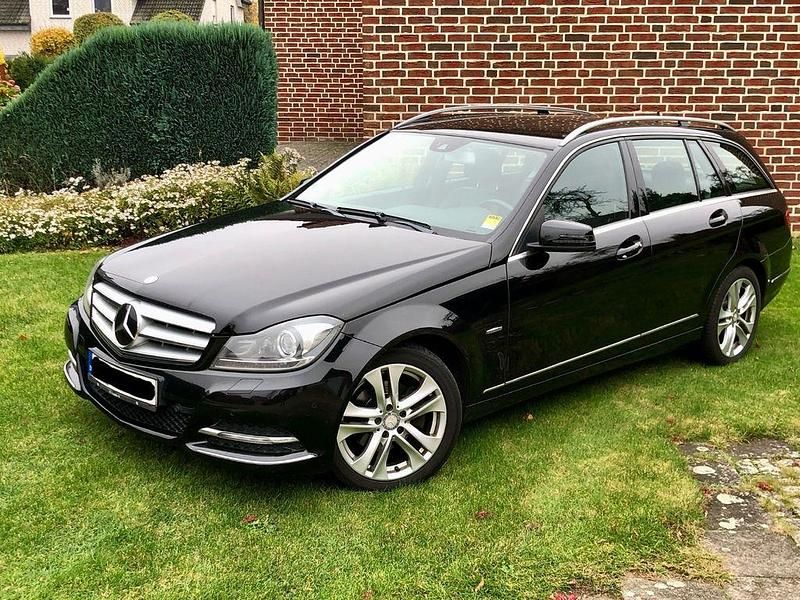 Schwarz Gebraucht 2011 Mercedes C220 Avantgarde Limousine | 6.000 € (Guter Preis) - Bild 1/4