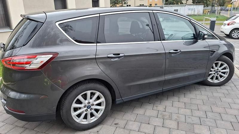 Gebraucht Ford S-MAX Titanium 150 PS (110 kW) 2017 Grau Van / Kleinbus