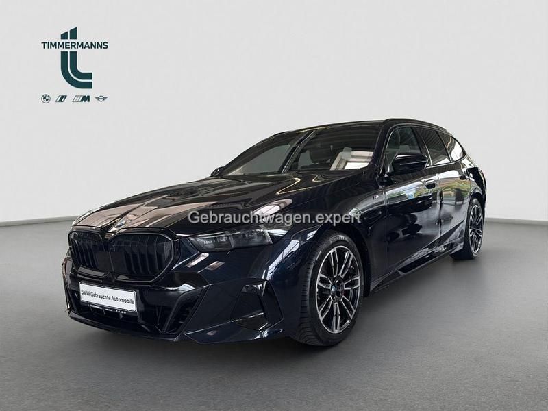M carbonschwarz (metallic) Gebraucht 2024 BMW 520 Sport Line Kombi | 48.380 € (Superpreis) - Bild 1/4