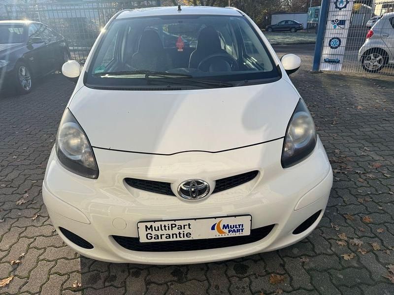 Gebraucht Toyota Aygo Cool 68 PS (50 kW) 2010 Weiß Kleinwagen