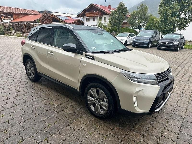 Beige Neu 2025 Suzuki Vitara Comfort SUV | 21.450 € (Superpreis) - Bild 1/4