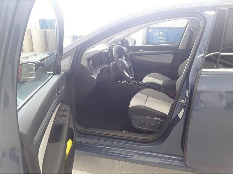 Gebraucht VW Golf VIII Style 150 PS (110 kW) 2025 Anemonenblau Limousine