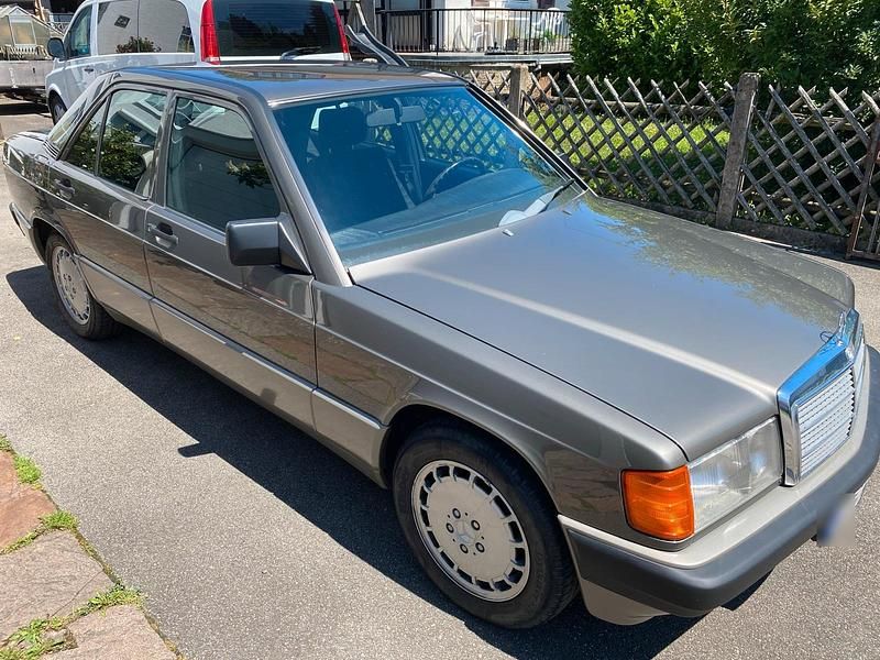 Gebraucht Mercedes 190 118 PS (86 kW) 1990 Grau Limousine