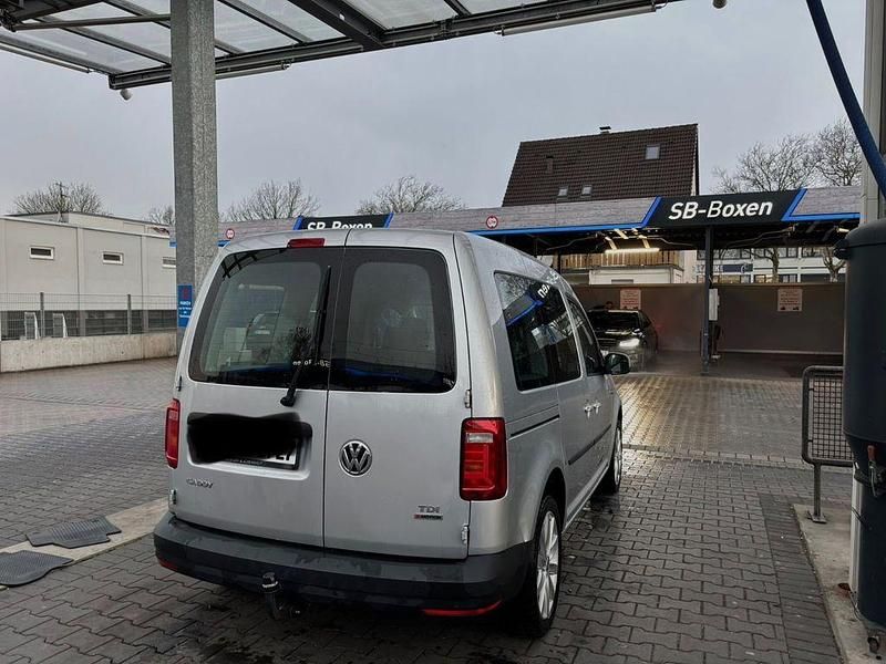 Gebraucht VW Caddy Highline 102 PS (75 kW) 2017 Silber Van / Kleinbus