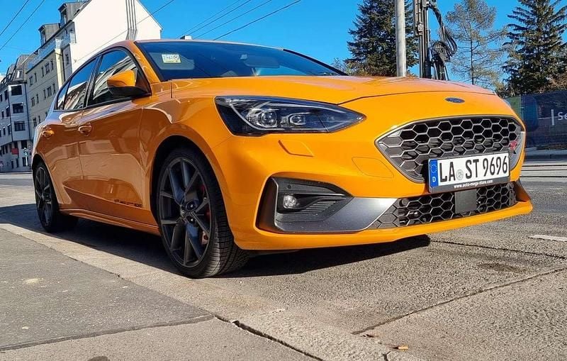 Gebraucht Ford Focus Performance Edition 300 PS (220 kW) 2019 Orange Limousine