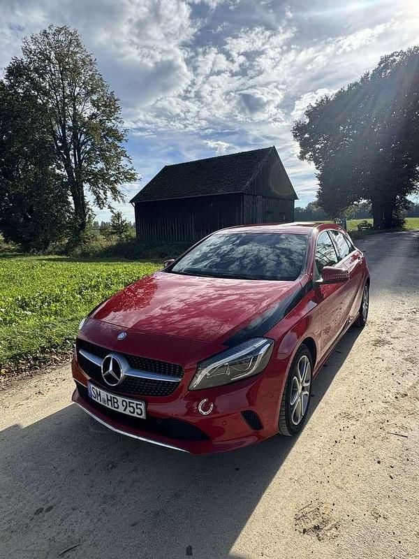 Rot Gebraucht 2016 Mercedes A200 Urban Limousine | 18.700 € (Fairer Preis) - Bild 1/4