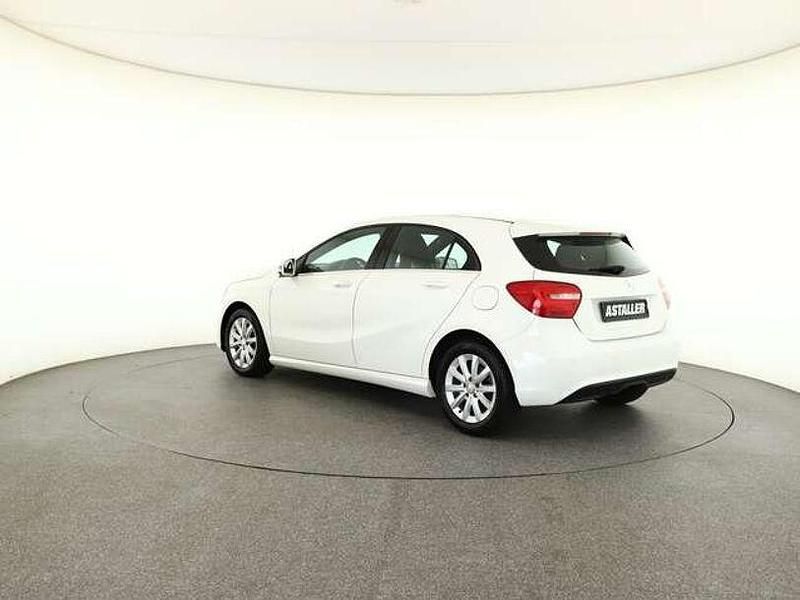 Gebraucht Mercedes A180 Style 122 PS (89 kW) 2014 Zirrusweiß Limousine