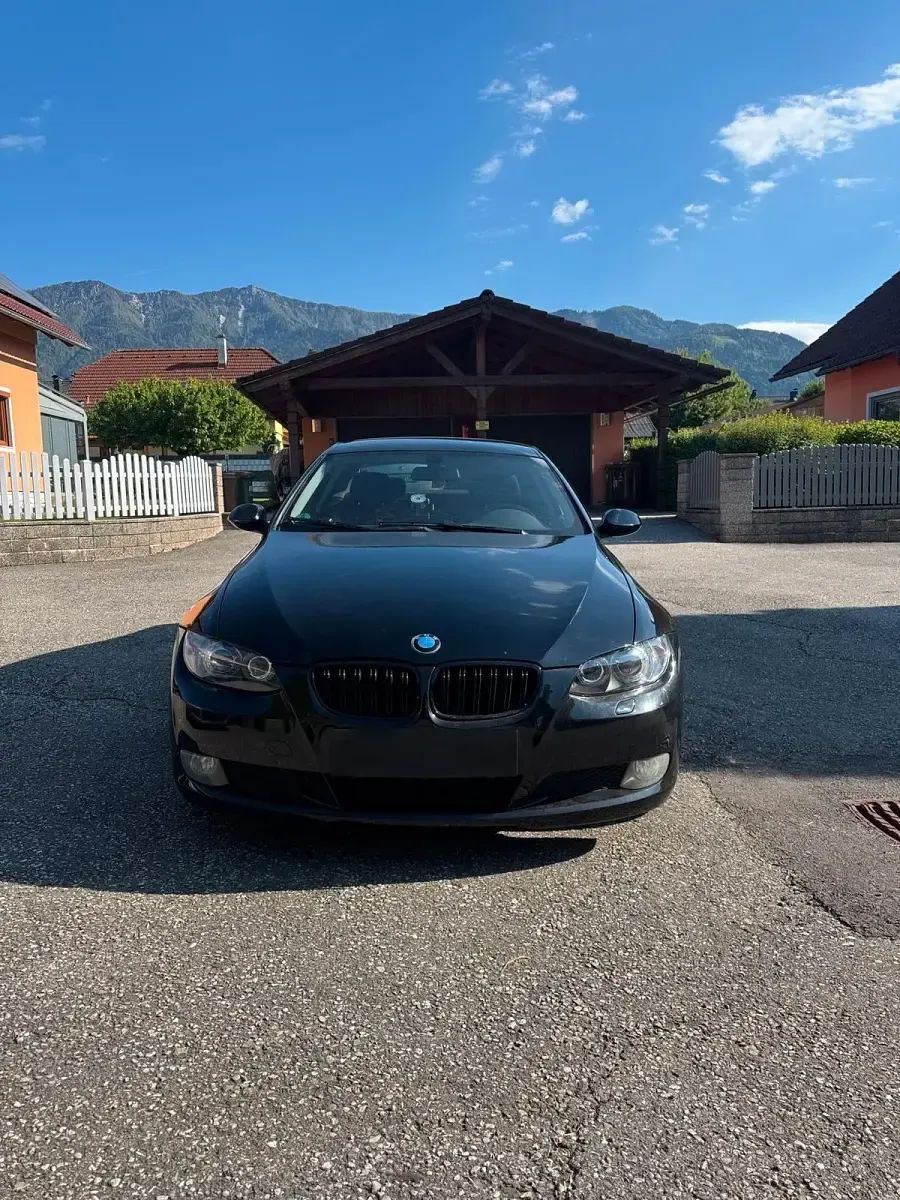 Gebraucht BMW 320 Basis 170 PS (125 kW) 2009 Schwarz Coupé