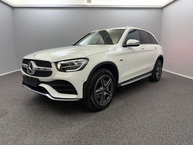 Weiß Gebraucht 2021 Mercedes GLC300e AMG line SUV | 39.999 € (Guter Preis) - Bild 1/4