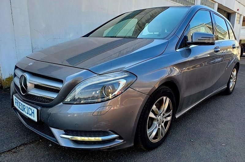 Gebraucht Mercedes B180 109 PS (80 kW) 2012 Grau Van / Kleinbus